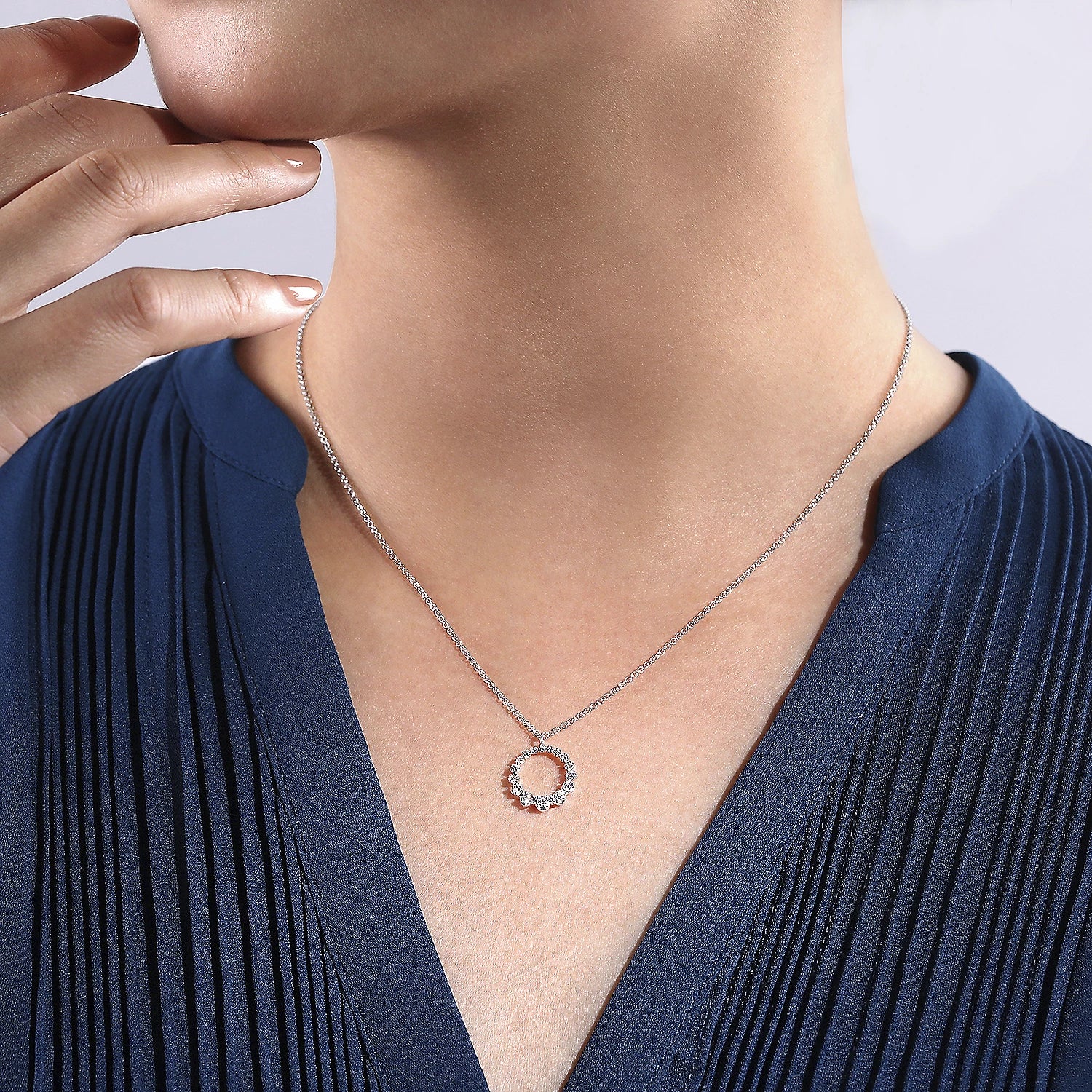Circular diamond 2025 pendant necklace